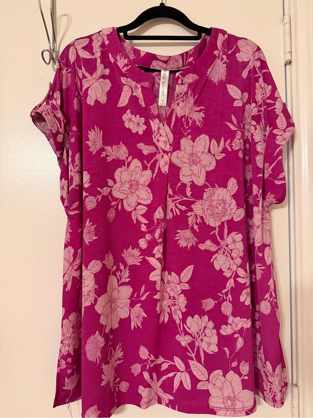 Dear Scarlett  Floral Split-Neck Top in Fuchsia Pink
